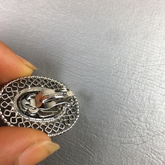 Whiting and Davis vintage silver cameo earrings - Picture 9 of 10